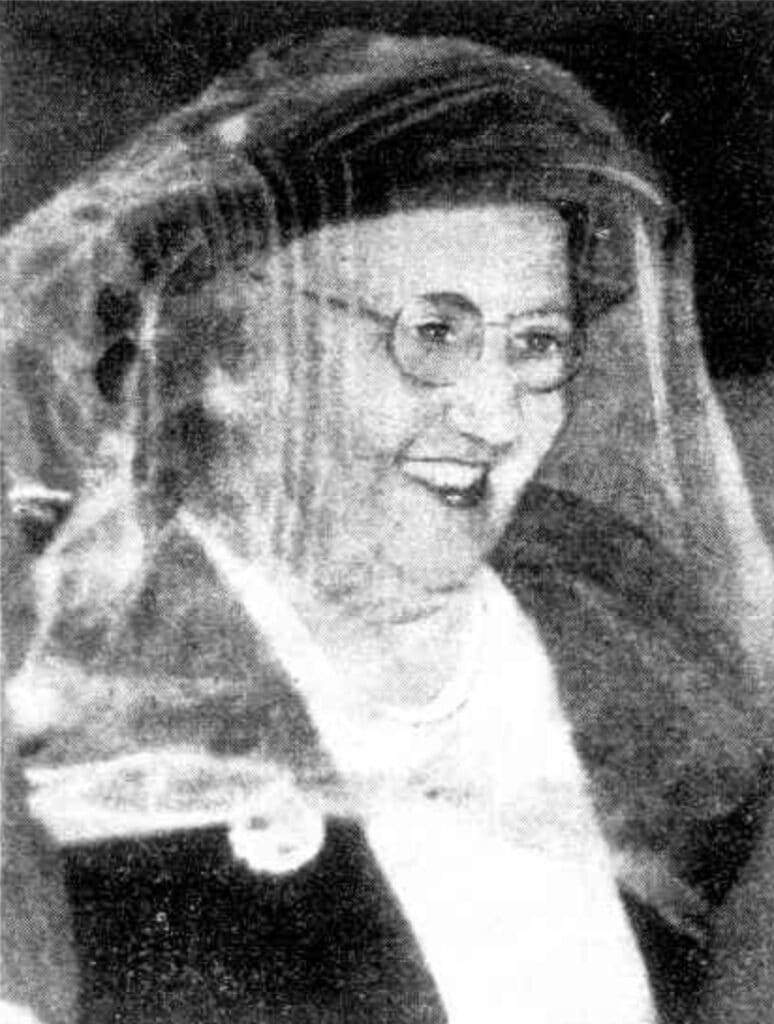 Caroline Grills arriving at Sydney Central Court, 9 July 1953. Unknown photographer. Originally published in the Brisbane Telegraph. Source: Trove, National Library of Australia. Public domain.