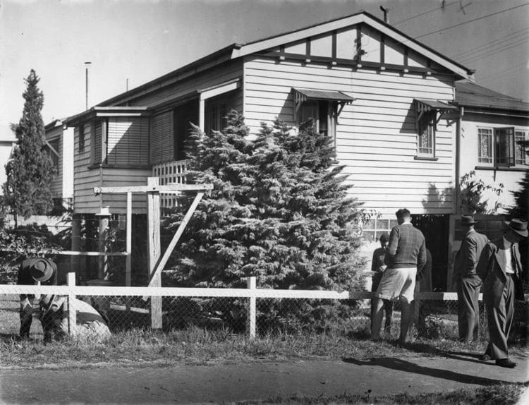 Police examining the murder scene of Betty Shanks, corner of Carberry and Thomas Streets, Grange, Brisbane, September 1952. Queensland Newspapers Pty. Ltd. State Library of Queensland. Out of Copyright.